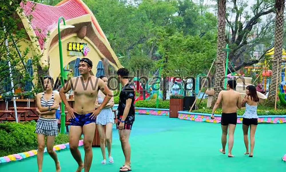 水上游乐设施纷繁多样，包括众多刺激、考验身体技巧的娱乐项目