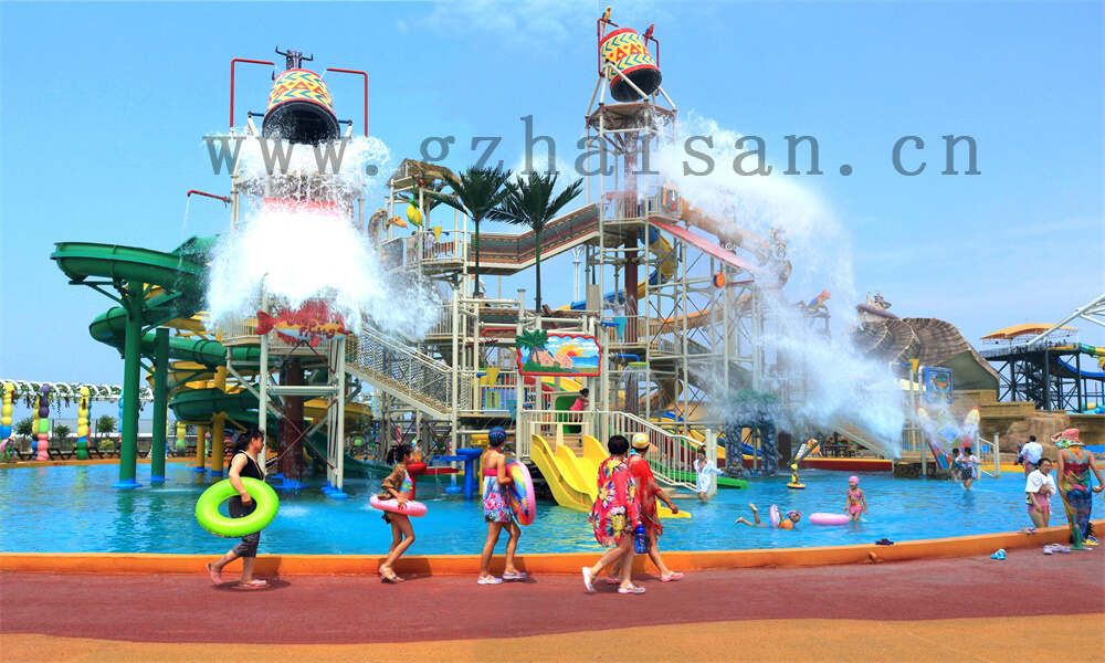 水上彩虹滑梯，畅享清凉夏日